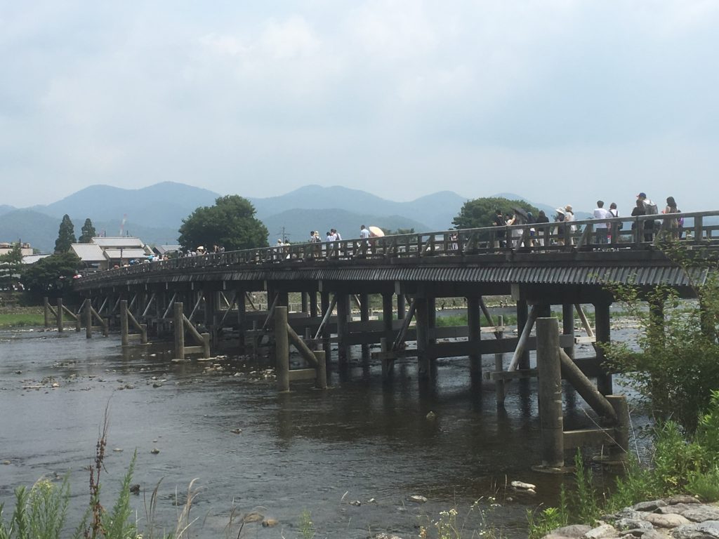 から紅に染まる 渡月橋 の歴史や魅力 たてものフロンティア