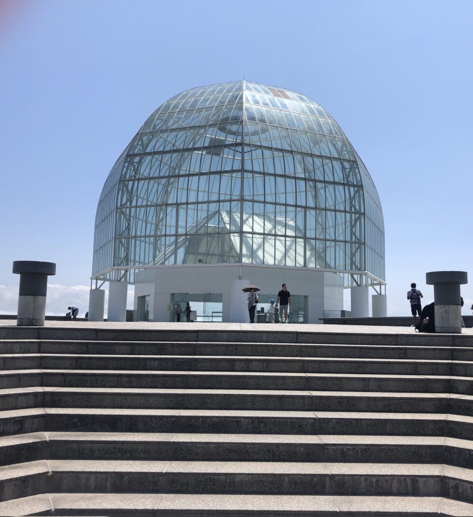 「葛西臨海水族園」の建築は訪れた人を自然界に引き込 …