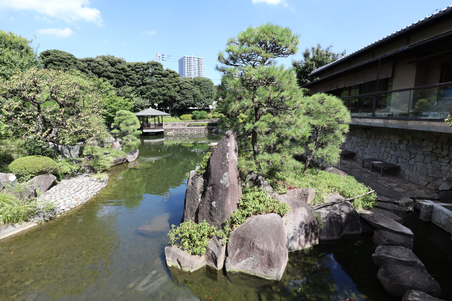 「豊島区立目白庭園」と「赤鳥庵」の歴史と、建築の特徴 | たてものフロンティア