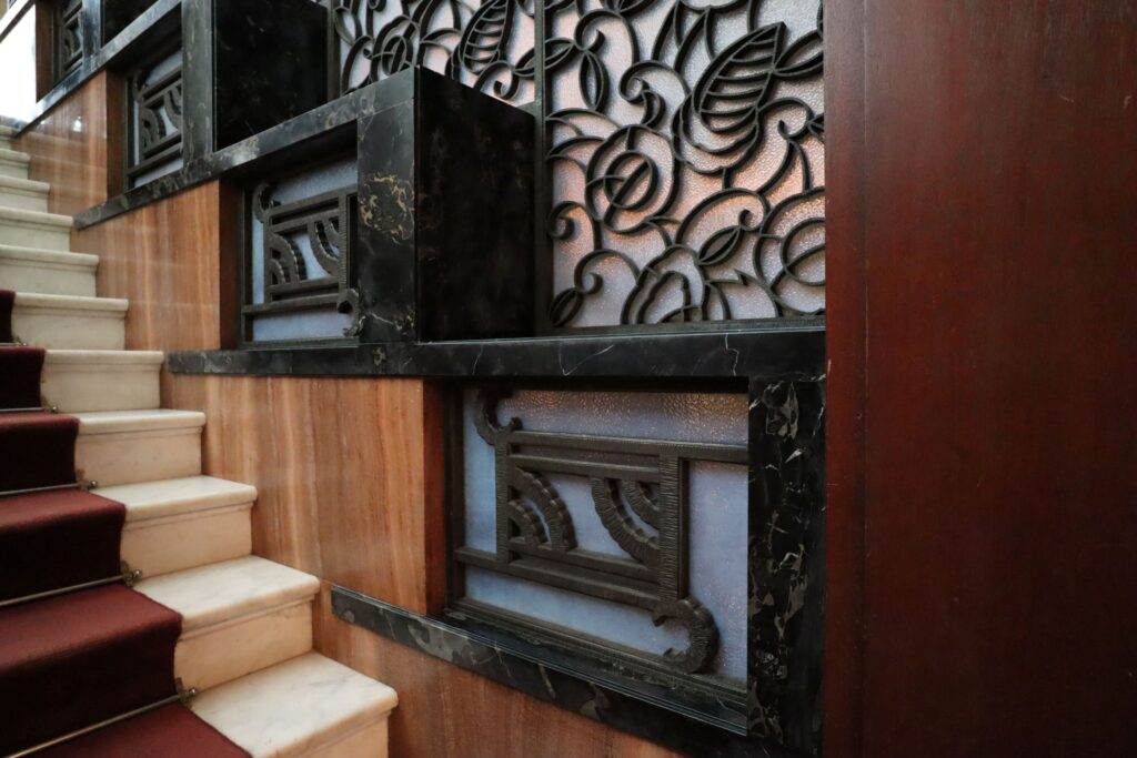 東京都庭園美術館　階段