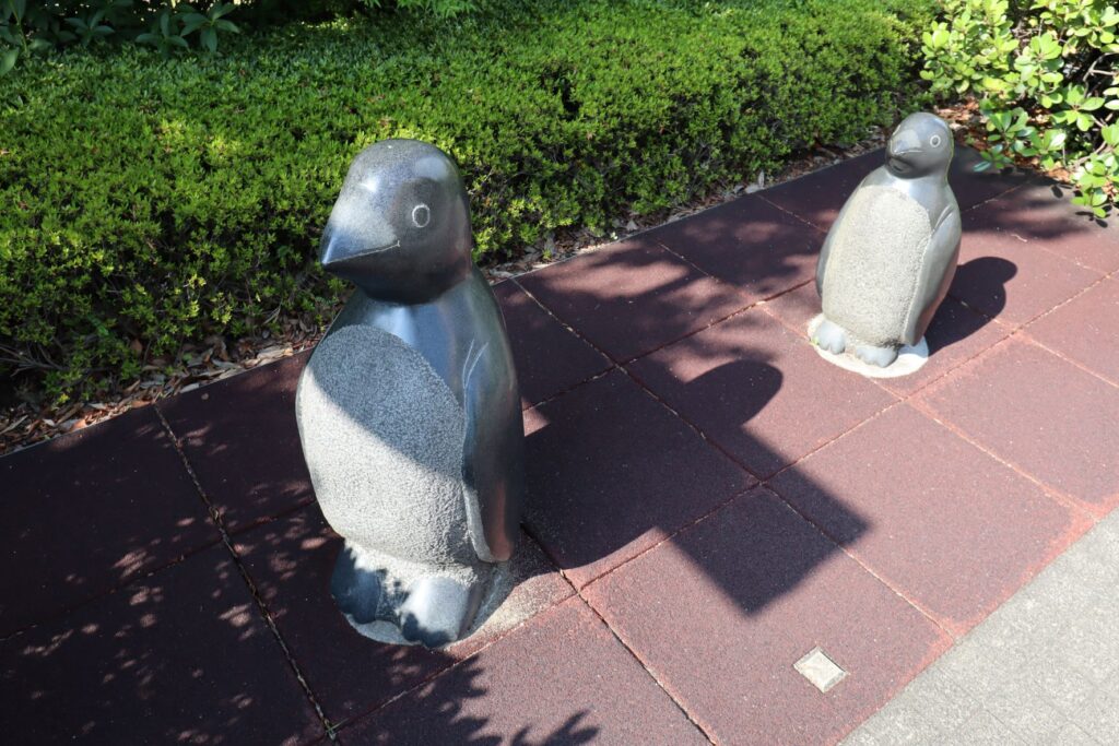 深川ギャザリアのウエストスクエアにあるペンギン像
