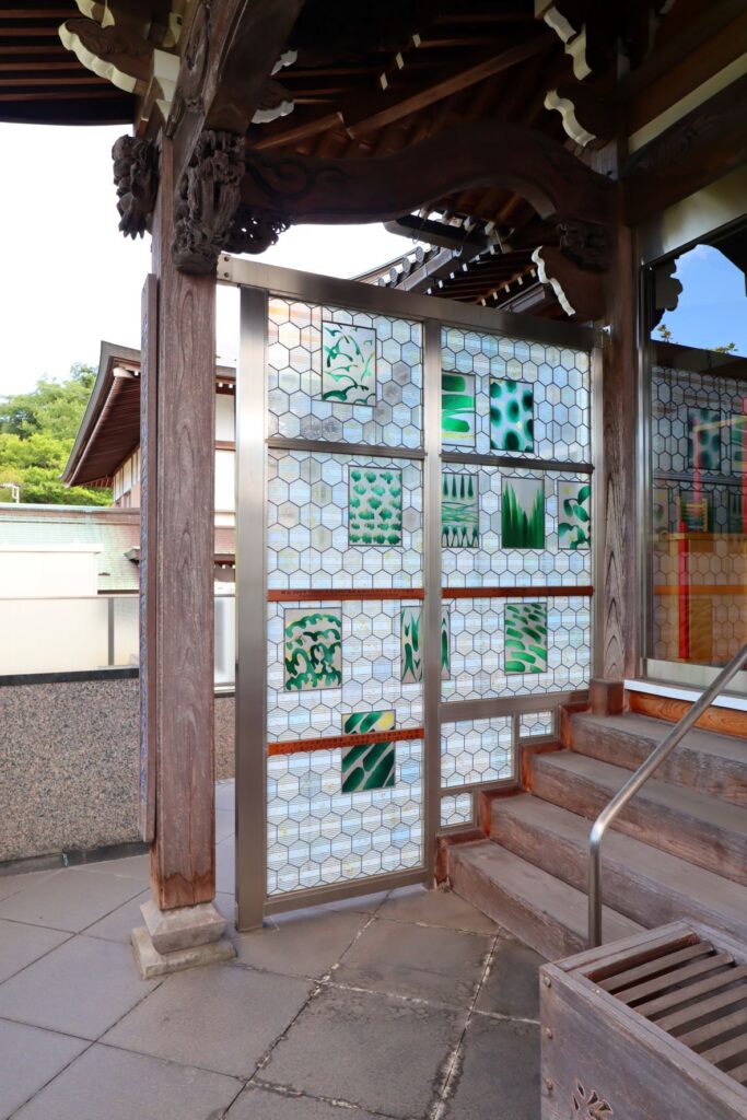 光栄山法性寺本堂のステンドグラス