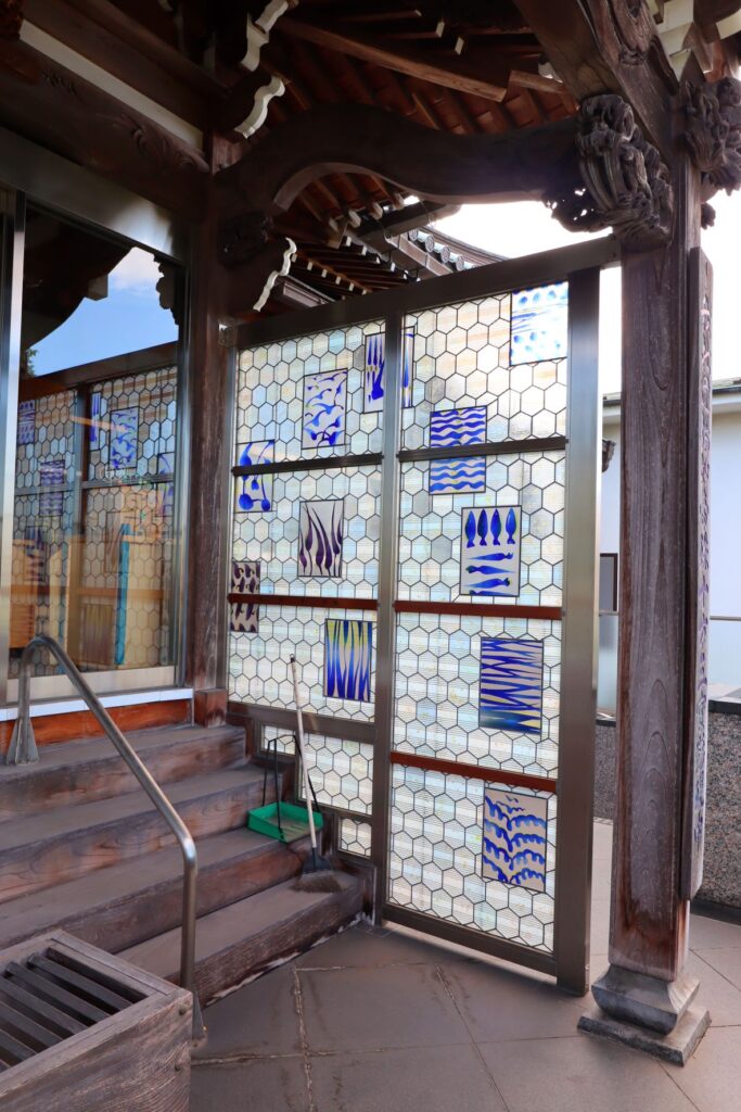 光栄山法性寺本堂のステンドグラス