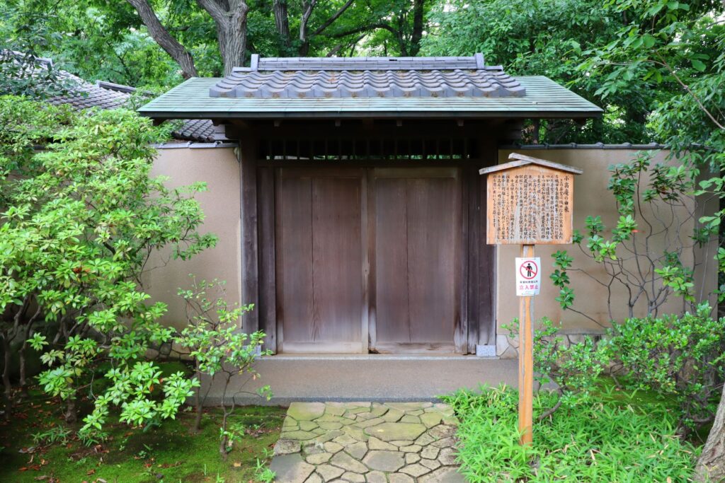 川崎市民プラザの日本庭園の茶室入口
