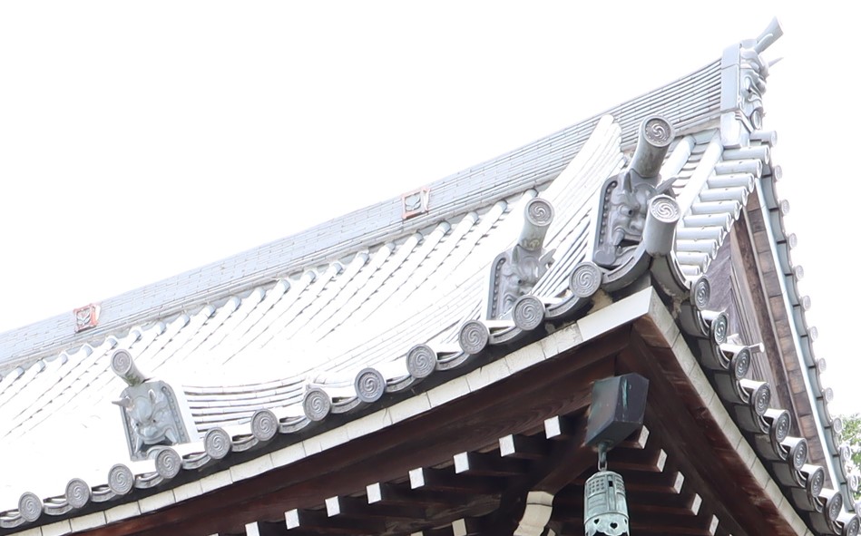 妙蓮寺の屋根の鬼瓦