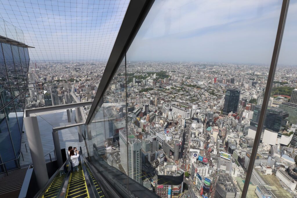 渋谷スクランブルスクエアのSHIBUYA SKYの屋上へのエスカレーター