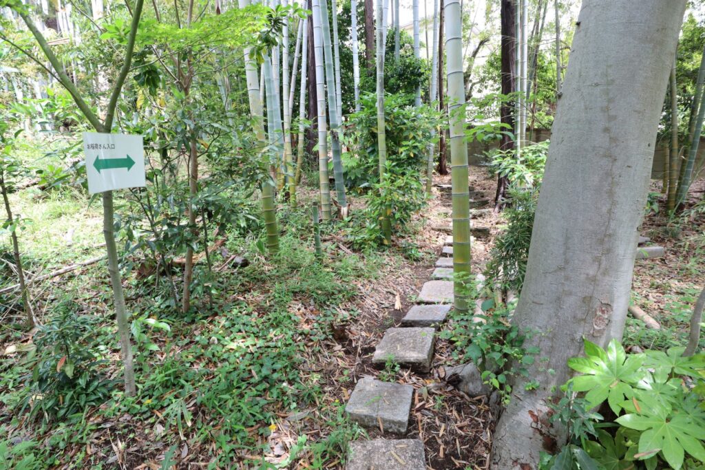 日吉の森庭園のお稲荷さん入口