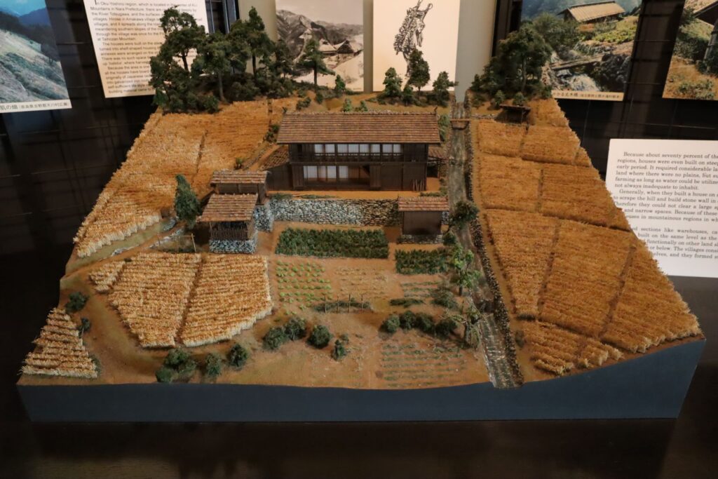 日本民家園の本館展示室の建築模型