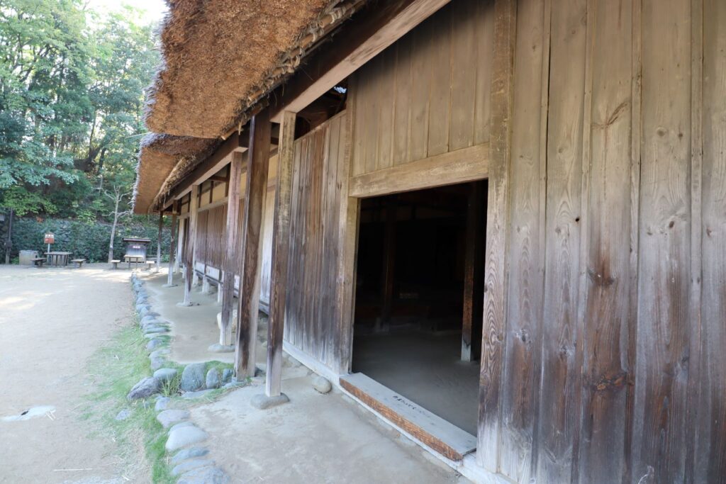 日本民家園の関東の村の作田家住宅入口