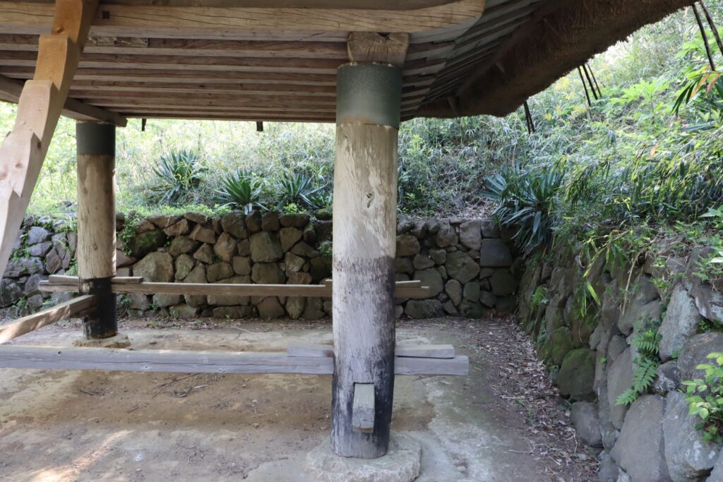 日本民家園の沖永良部の高倉脚柱