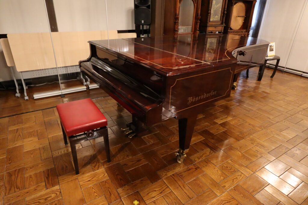 小黒恵子童謡記念館のピアノ