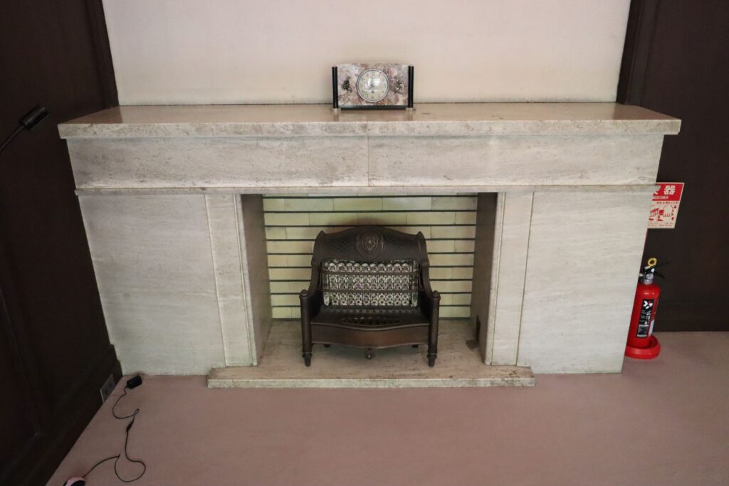 旧小坂家住宅の寝室の暖炉
