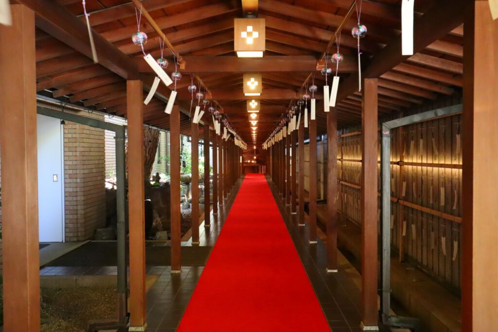 乃木神社境内の正松神社から社務所へ続く通路